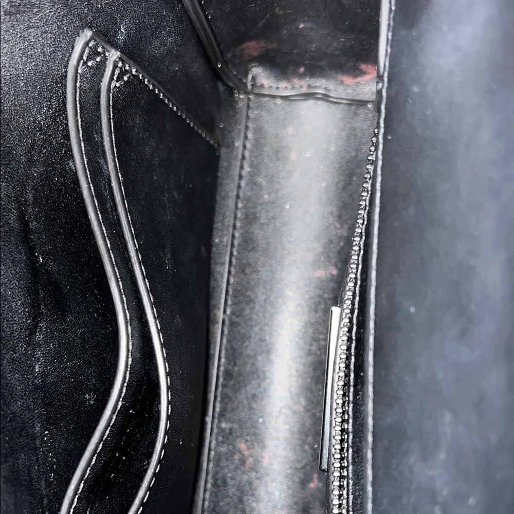 Elegant Black Quilted Shoulder Bag - Picture 5 of 8